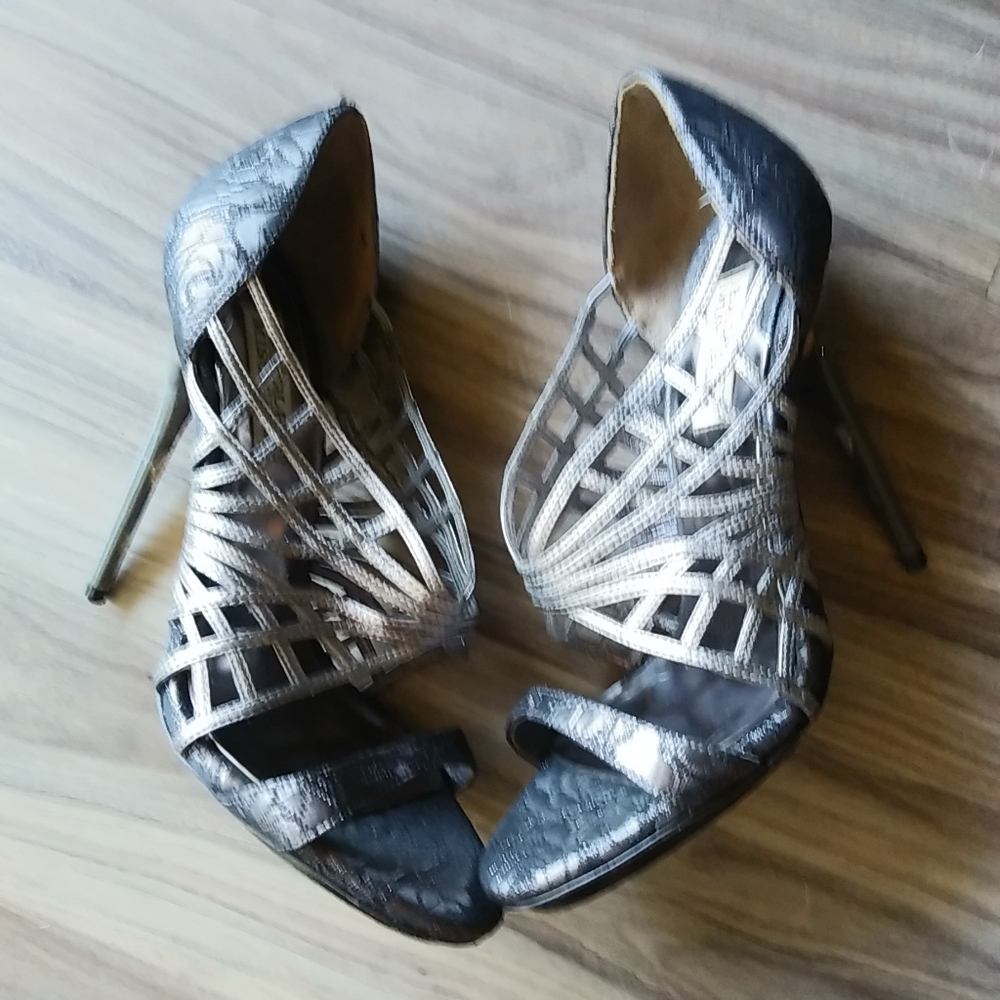 Badgley mischka silver/ gray leather heels